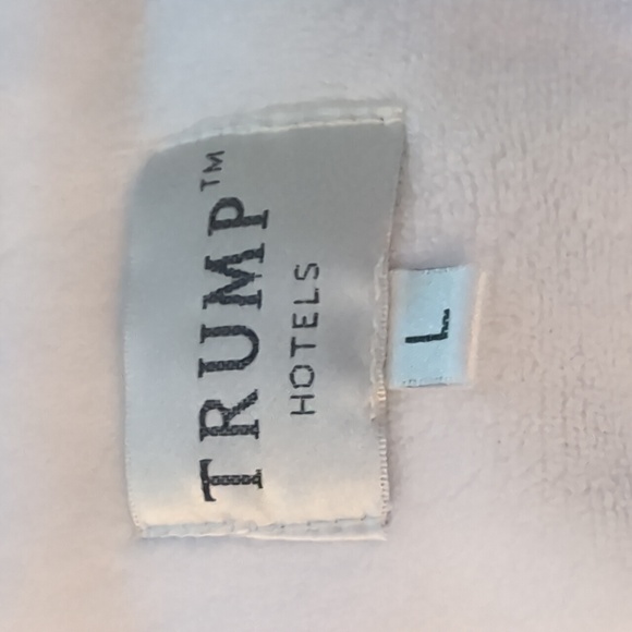 NWOT Unisex White Trump Hotels Bath Robe Textured Pattern Ultra Soft Lining - Picture 12 of 14